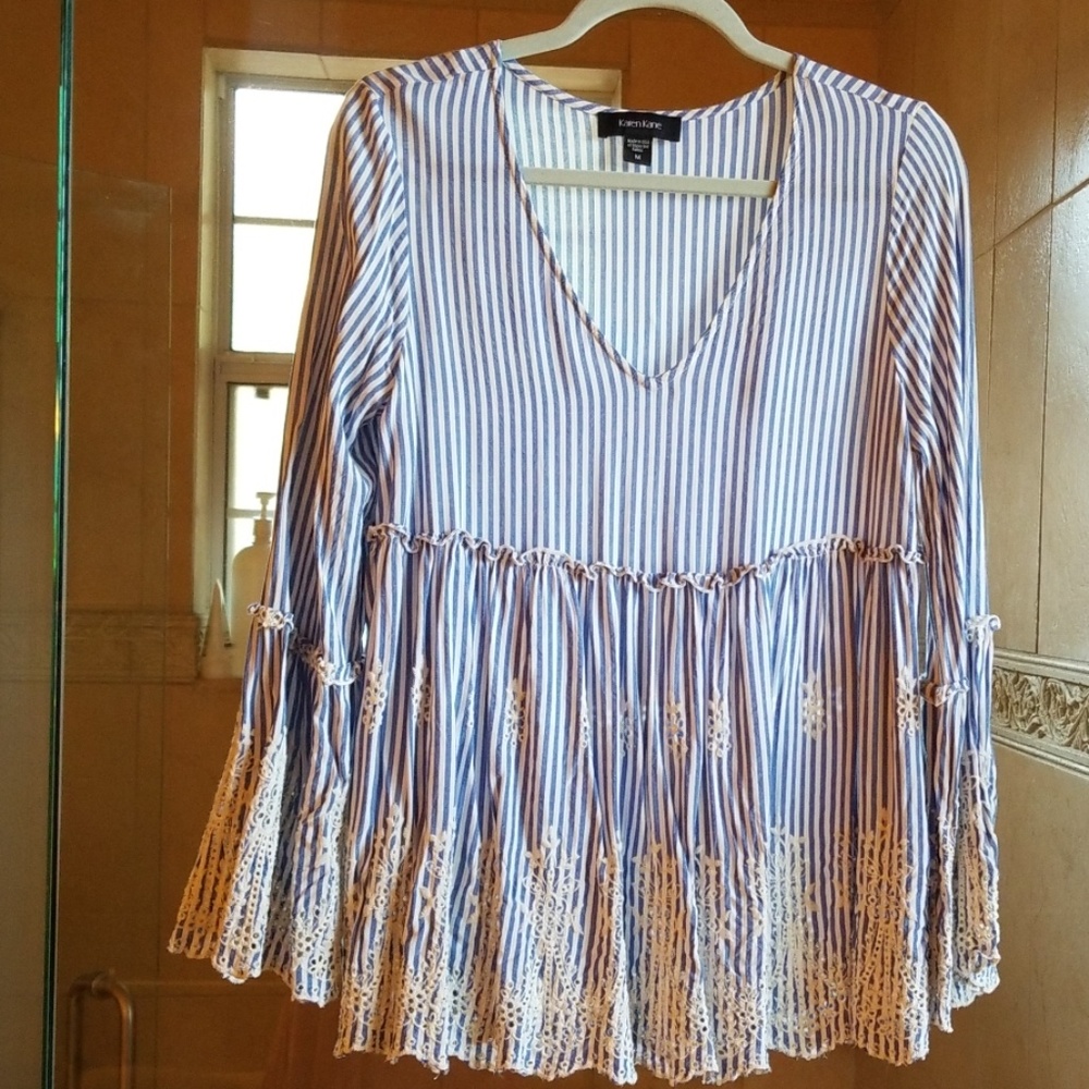 Karen Kane long bell sleeved4 top.